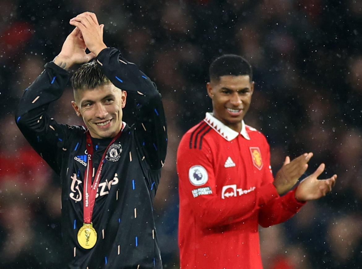 Homenaje del Manchester United a Lisandro Martínez tras el Mundial de Qatar. Foto: REUTERS.