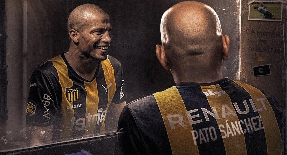 Carlos Sánchez en Peñarol al estilo Gran Hermano. Foto: @OficialCAP.