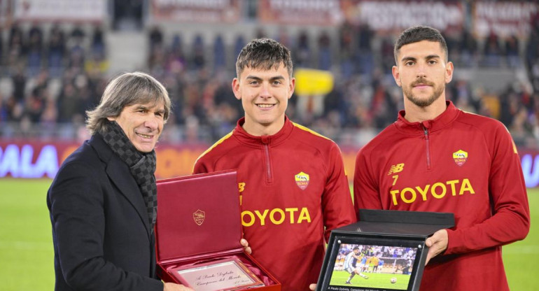 Paulo Dybala, homenaje en la Roma. Foto: Twitter @OfficialASRoma