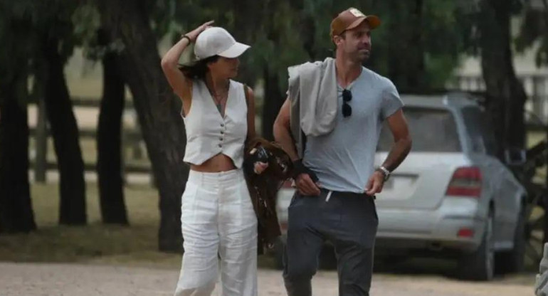 Zaira Nara y Facundo Pieres en Punta del Este. Foto: Gentileza Revista Caras - Federico Bartolo