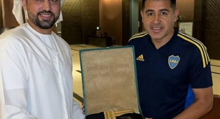 Riquelme recibió su bisht en la previa a la Supercopa Internacional. Foto: NA.