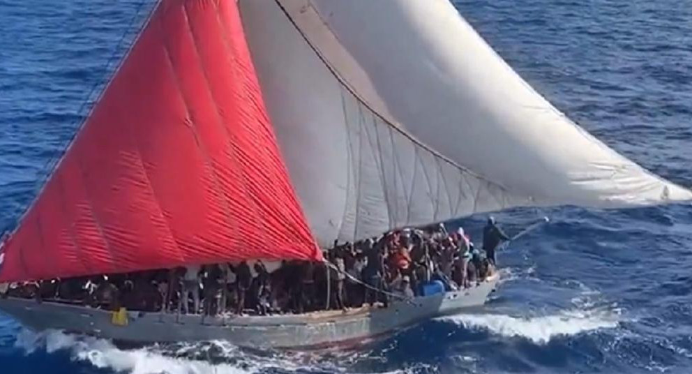 Barco lleno de personas de Haití. Foto: captura.