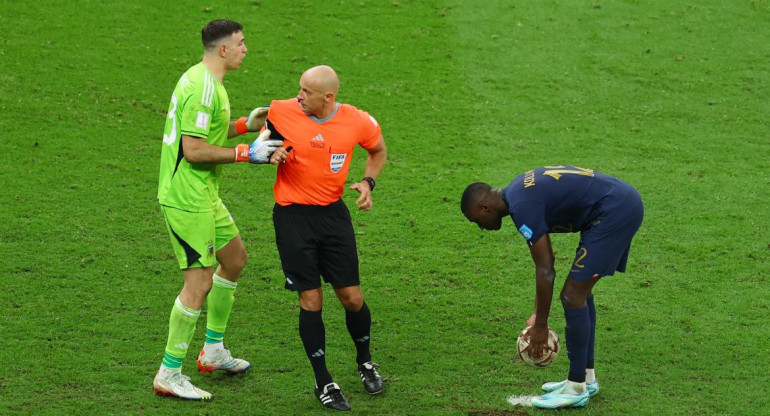 Emiliano Martínez en el penal ante Kolo Muani en el Mundial de Qatar. Foto: REUTERS.