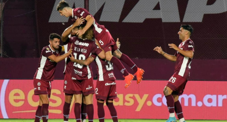 En un final agónico, Lanús venció a San Lorenzo y es puntero de la Liga Profesional. NA