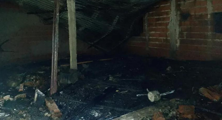 La casa incendiada del hombre que atacó a su madre en Ensenada. Foto: Infocielo