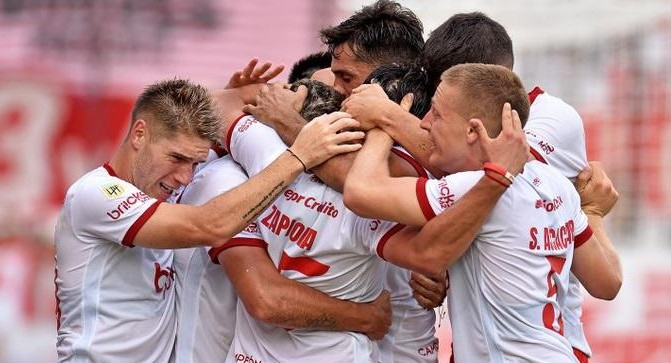 Festejo de Estudiantes ante Independiente de Chivilcoy por la Copa Argentina. Foto: @EdelpOficial.