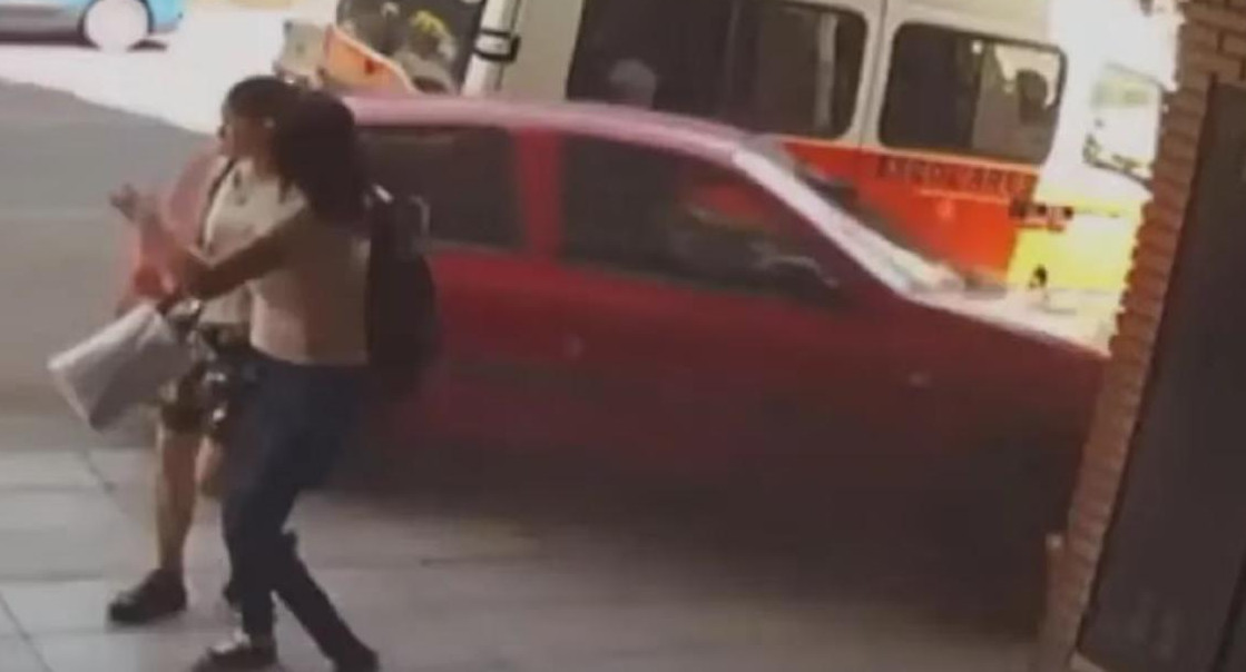 Auto se metió a un edificio. Foto: captura de video