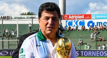 Daniel Passarella con la Copa del Mundo.