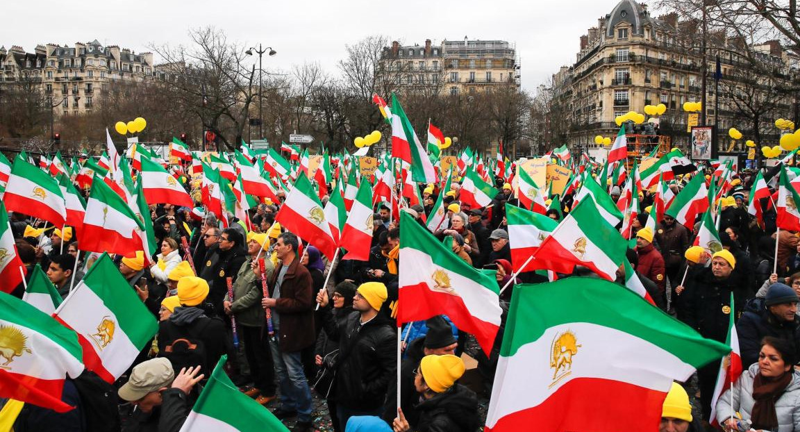 Exiliados iraníes festejan el aniversario n°44 de la revolución iraní. Foto EFE