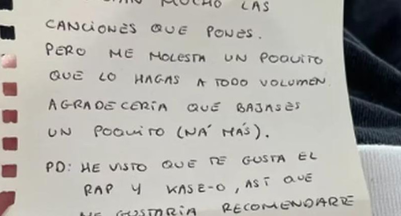 La carta que le dejó su vecina. Foto: Twitter.