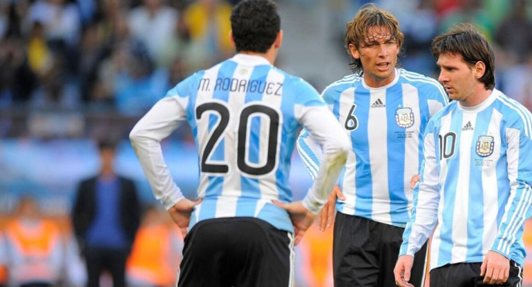 Gabriel Heinze y Lionel Messi. Foto: NA