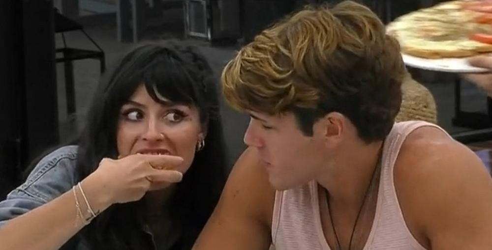 Marcos y su hermana comiendo las pizzas de Romina. Foto: captura.