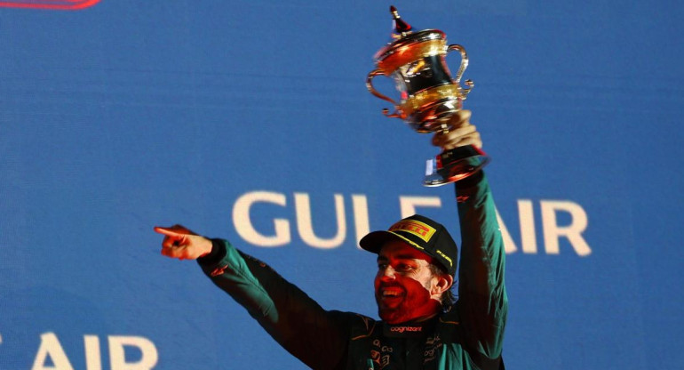 Fernando Alonso con su trofeo; Gran Premio de Bahrein 2023. Foto: Reuters.