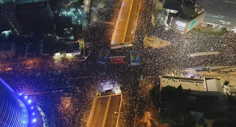 La masiva movilización corta la autopista de Tel Aviv. Foto Reuters.