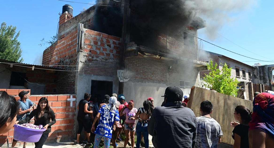 Incidentes en la casa del sospechoso por el crimen de un niño de 12 años en Rosario. Foto: Telam.