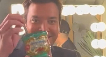 Jimmy Fallon con el regalo. Foto: captura.