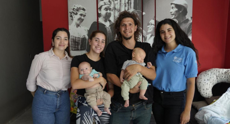 Reconocimiento de gemelos no identificados por sus padres. Foto: Telam.