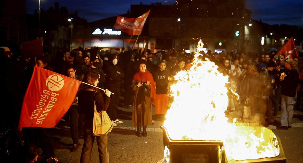 Manifestantes hacen barricadas. Foto: Reuters. 