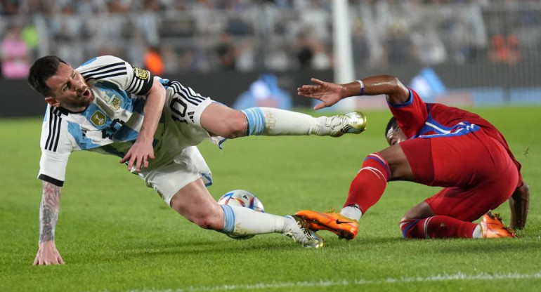 Dura infracción a Lionel Messi; Argentina vs. Panamá. Foto: NA.