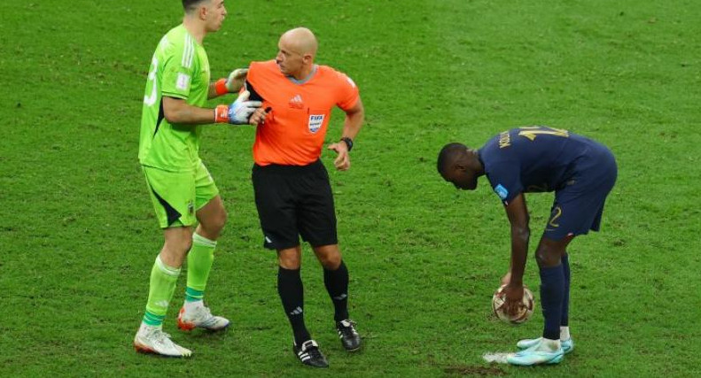 Dibu Martínez ante la Selección de Francia en la final de Qatar. Foto:NA