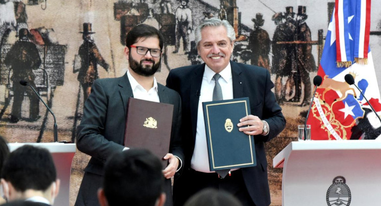 Alberto Fernández y Gabriel Boric. Foto: REUTERS