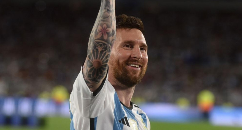 Lionel Messi cumplió y se tatuó el 5 de copas. Foto: NA.