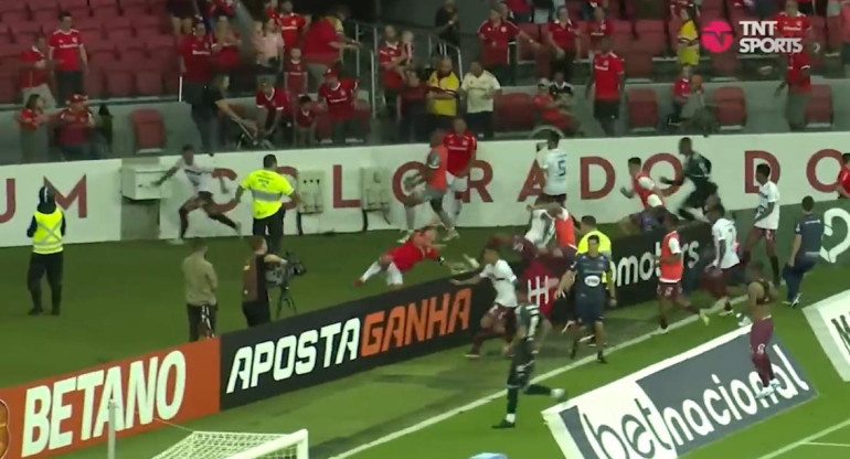 Jugadores corren y se agreden en la semifinal del Torneo Gaúcho. Foto captura TNT sports.