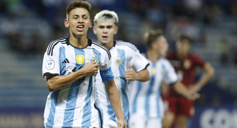 Festejo de Claudio Echeverri en el Sudamericano Sub 17. Foto: @Argentina.