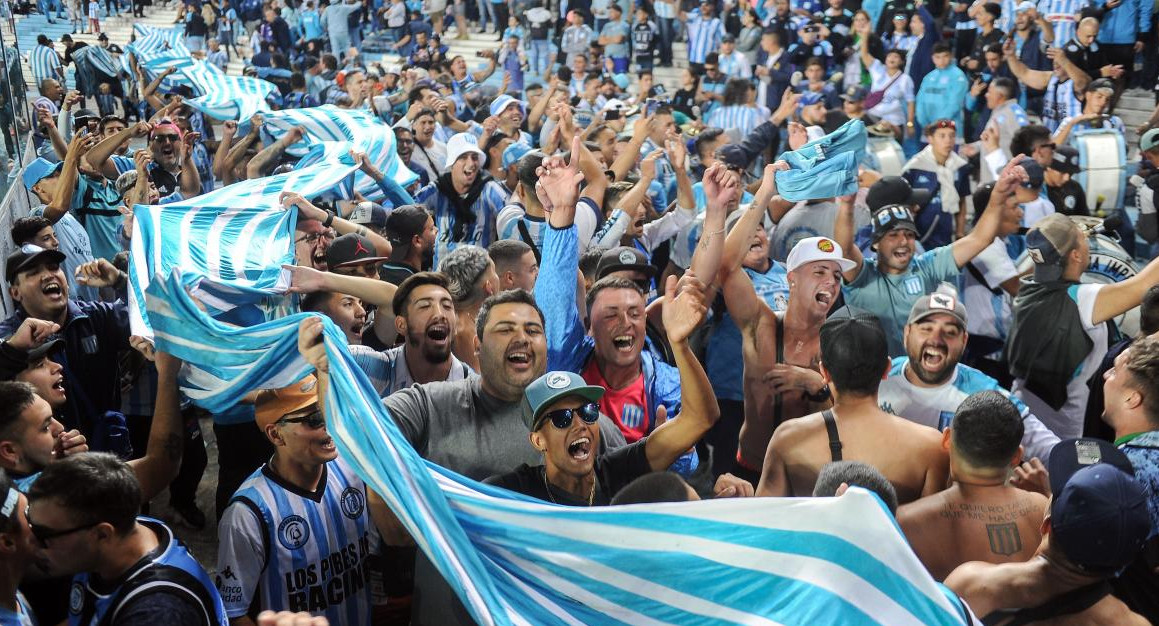 Hinchas de Racing vs. Huracán. Foto: Télam.