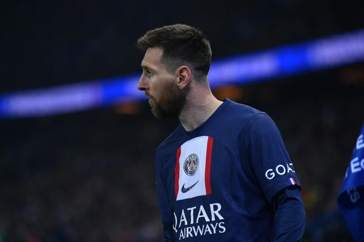 Lionel Messi fue silbado por un grupo de hinchas del PSG. Foto: Twitter @PSG_espanol.