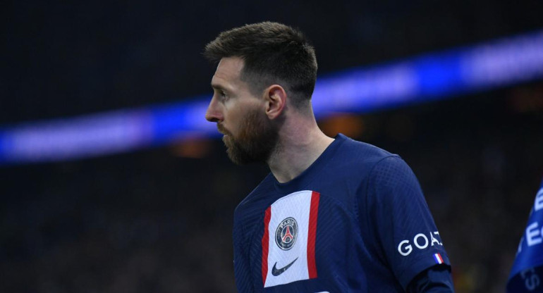 Lionel Messi fue silbado por un grupo de hinchas del PSG. Foto: Twitter @PSG_espanol.