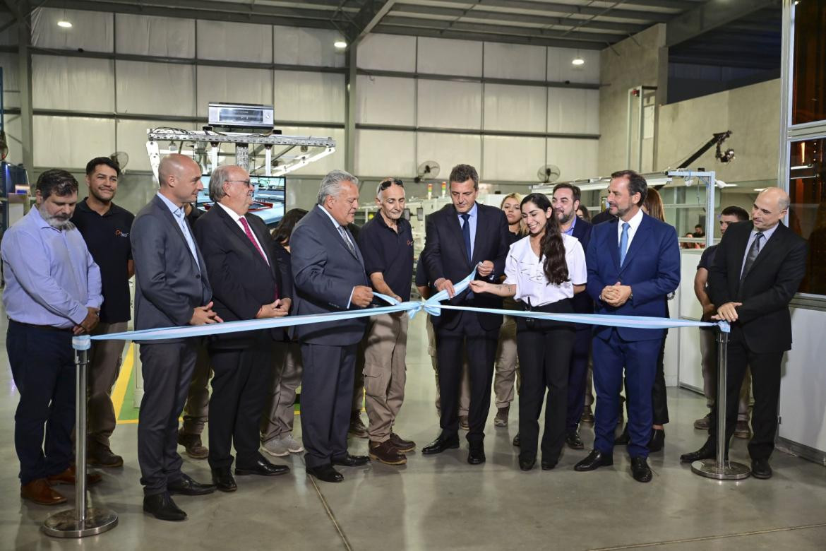 Massa inauguró fábrica con inteligencia artificial que producirá chips y computadoras para exportar. Télam	