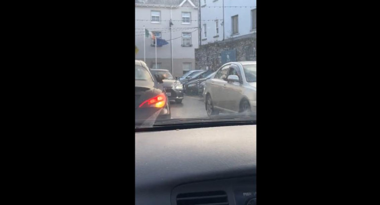 Conductores juegan al piedra papel o tijeras para estacionar. Foto Captura TikTok.