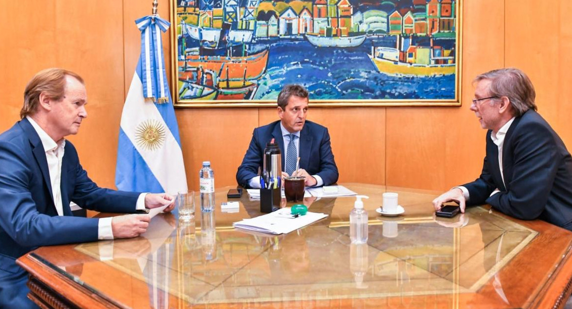 Sergio Massa y sus colaboradores. Foto: Ministerio de Economía.