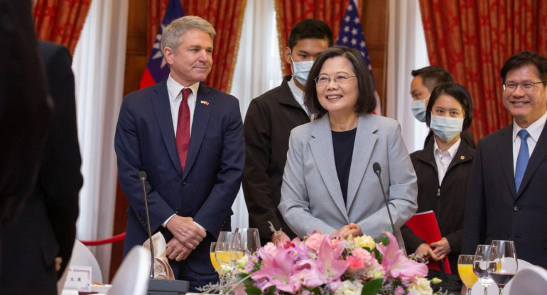 La presidenta de Taiwán, Tsai Ing-wen, junto a Michael McCaul. Foto: Reuters