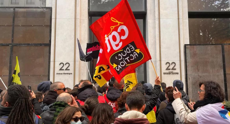 Manifestantes protestas ante un local de Louis Vuitton en París. Foto: Reuters