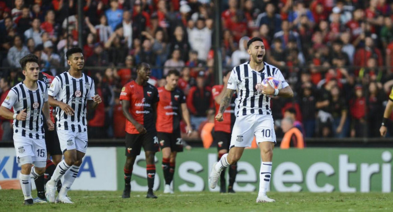 Nahuel Bustos; Colón de Santa Fe vs. Talleres de Córdoba. Foto: Télam.