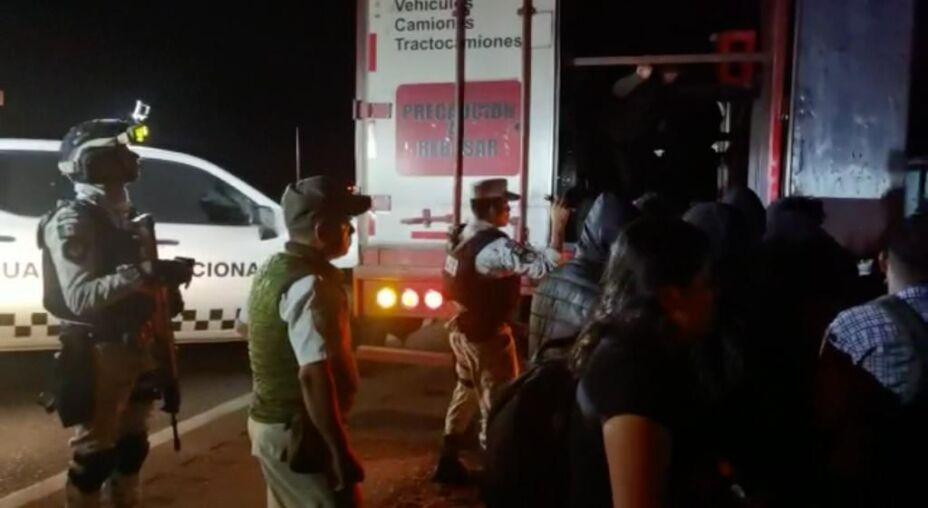 Más de 200 migrantes viajaban en un tráiler en Veracruz. Foto: tvazteca