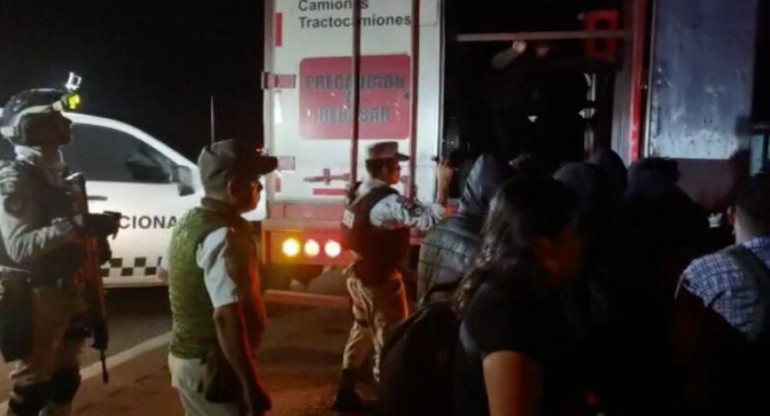 Más de 200 migrantes viajaban en un tráiler en Veracruz. Foto: tvazteca