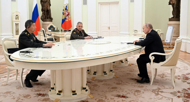 Vladimir Putin se reunió con Li Shangfu. Foto: EFE