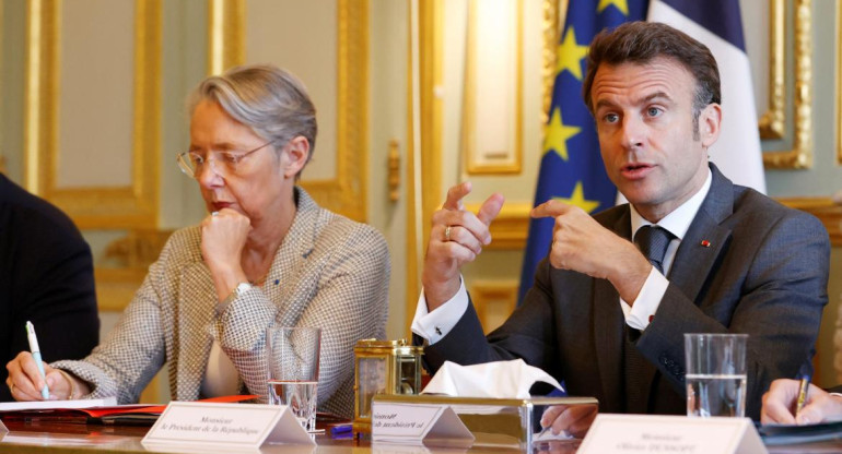 Emmanuel Macron, el presidente de Francia, junto a la Primera Ministra, Elisabeth Borne. Foto: Reuters.