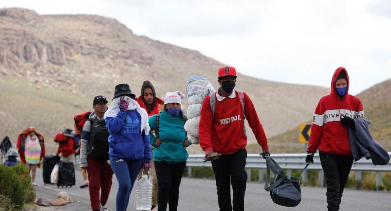 Inmigrantes cruzando la frontera a Chile. Foto: Reuters