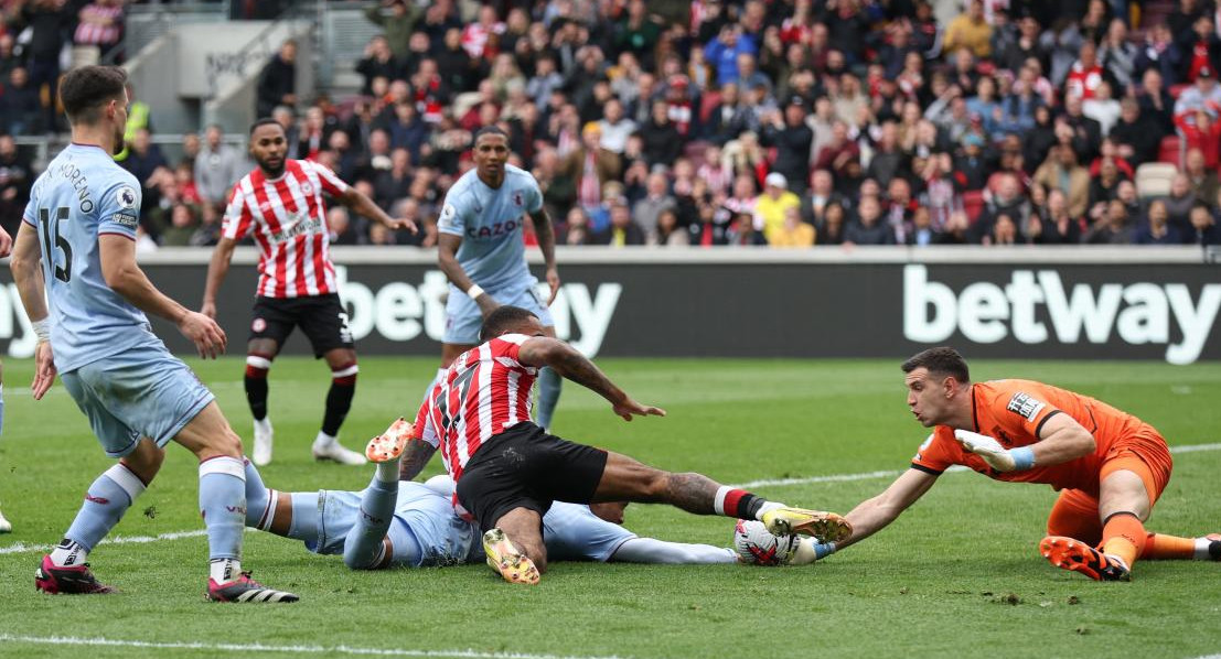 Emiliano Martínez en el Aston Villa ante Brentford. Foto: REUTERS.