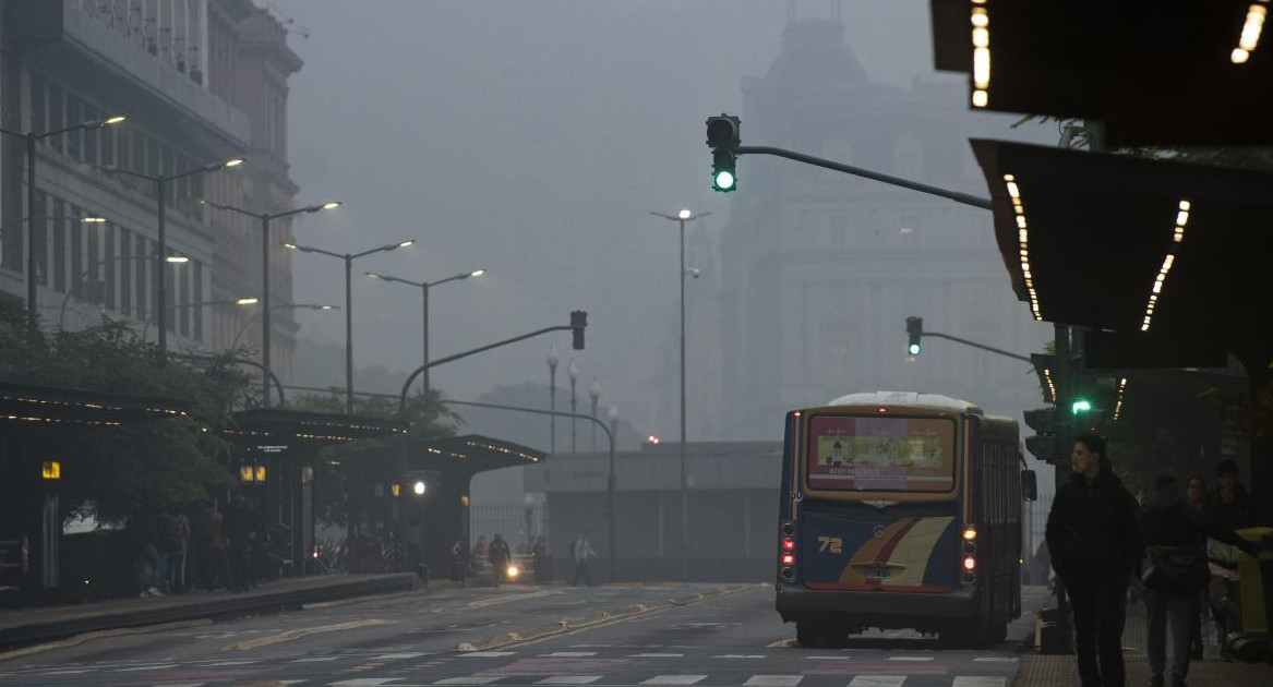 El humo y el olor a quemado invaden la ciudad. Foto: Télam. 