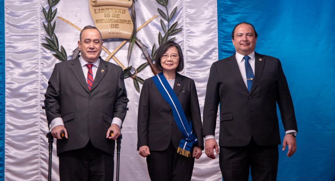 Tsai Ing-wen, presidenta de Taiwán junto a Alejandro Giammattei, presidente de Guatemala. Foto: Reuters. 