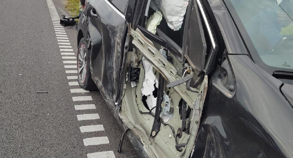 Así quedó el auto de Alejo Veliz. Foto: Twitter: Cadena3_Rosario.