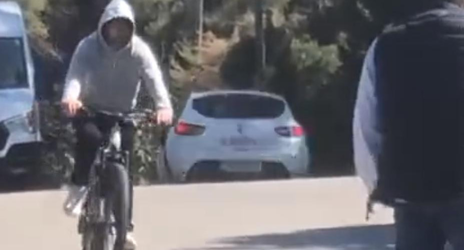 Lionel Messi paseó en bicicleta por Barcelona. Foto: captura. 