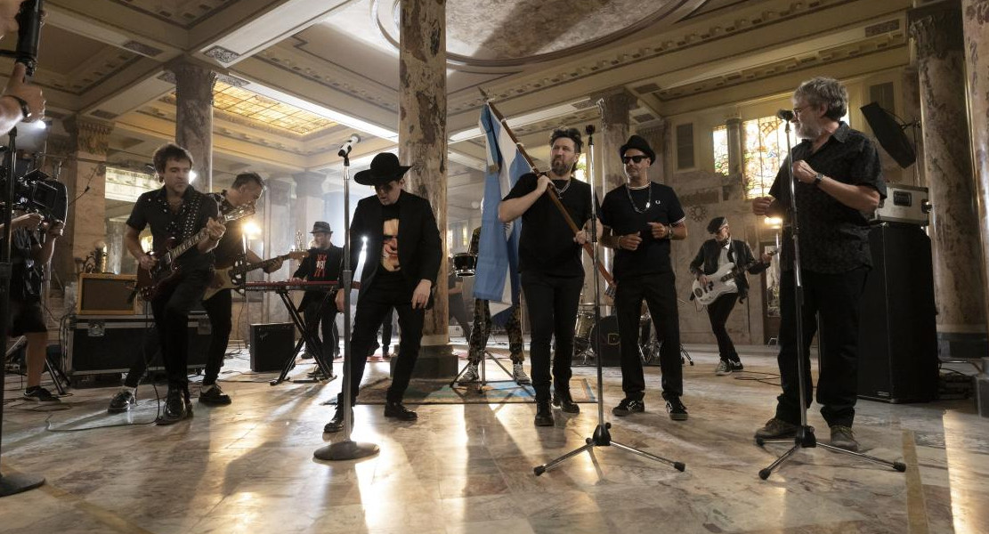 Calamaro y los Autéctivos Decadentes, juntos en su versión de la canción "Costumbres Argentinas": el video completo	