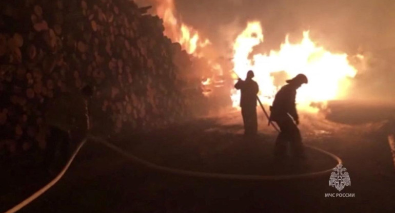 Bomberos intentando apagar el incendio en Rusia. Foto: Reuters.