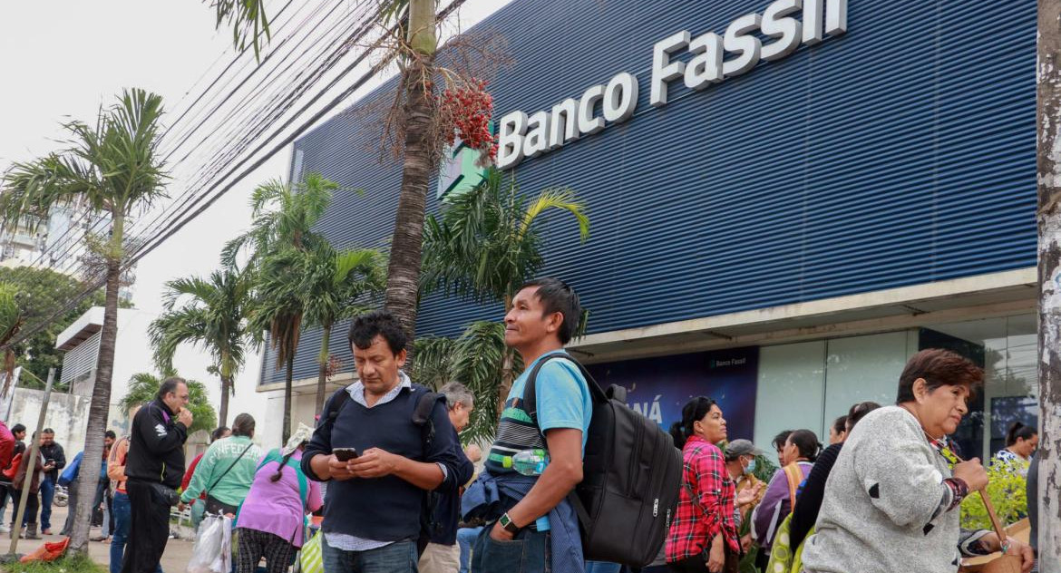 Intervención de un banco de Bolivia y reclamo de ahorristas. Foto: EFE.